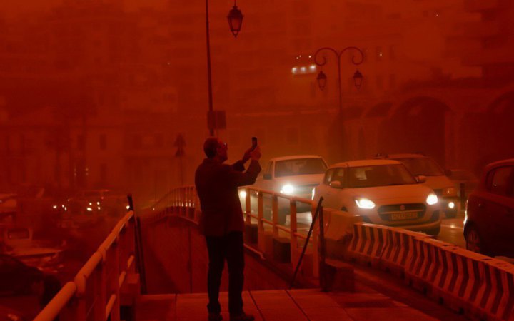 Біля Афін внаслідок шторму загинув чоловік, Крит огорнув пил зі Сахари