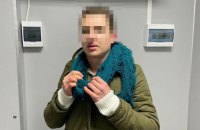 Чоловік-ухилянт спробував втекти з України у жіночому вбранні