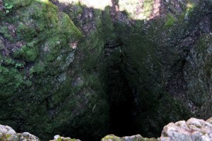 Один человек погиб и двое пострадали при падении в пещеру в Крыму 