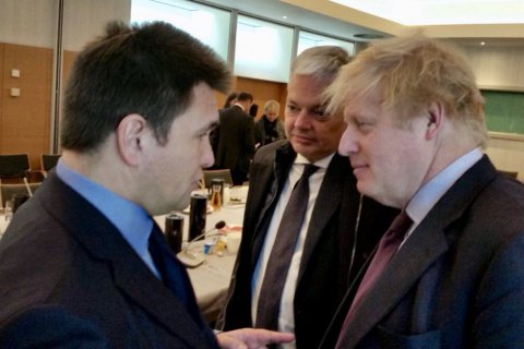 Британия рассмотрит предложение Украины принять высланных из РФ дипломатов 