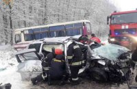 На Львівщині зіткнулися рейсовий автобус та легковик, 7 осіб постраждало (оновлено)