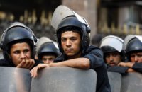 Военные окружили бронированной техникой сторонников президента Египта