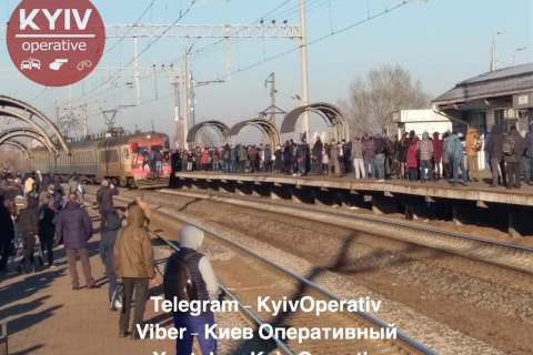 Киевляне штурмовали опоздавшую городскую электричку на Троещине