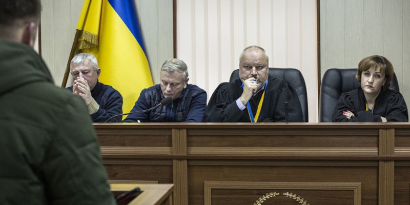 Головуючий суддя Сергій Дячук (у центрі) під час засідання суду про розстріли на Інститутській.
