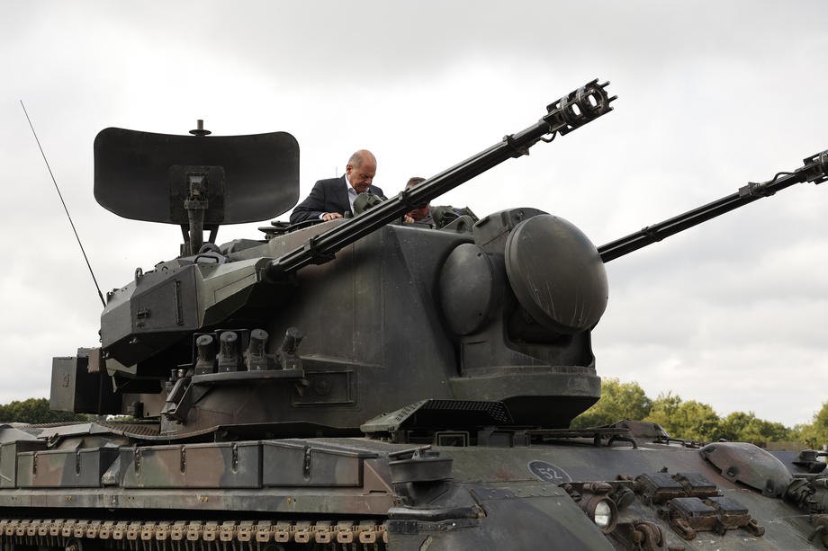 Канцлер Німеччини Олаф Шольц на зенітній установці ‘Гепард’ під час відвідин полігону, де проходять танкові навчання українських військових у Німеччині.