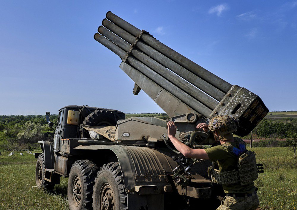 Український військовослужбовець веде вогонь з самохідної реактивної системи залпового вогню на передовій у Донецькій області, 3
червня 2025 р.