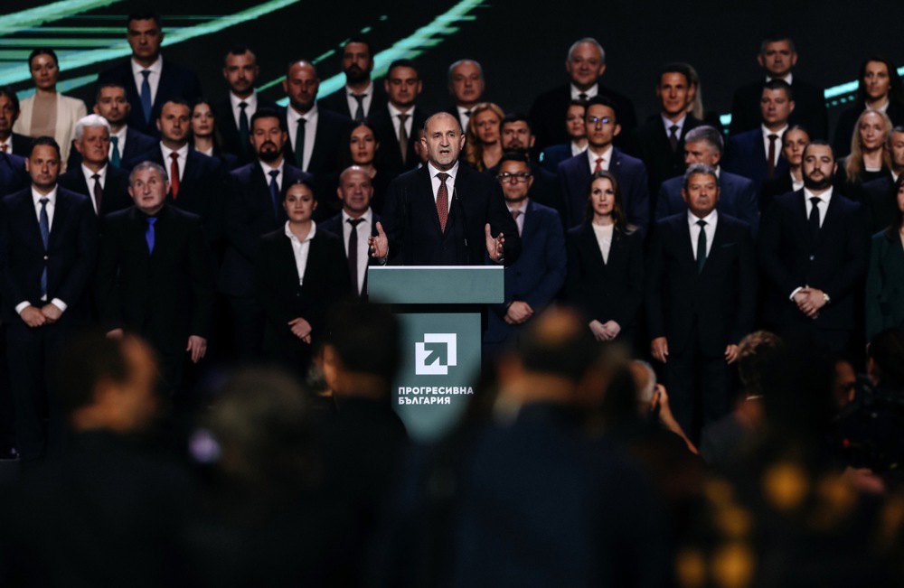 Лідер коаліції «Прогресивна Болгарія» Румен Радев виступає під час завершального мітингу передвиборчої кампанії в Софії, 16 квітня 2026 року.