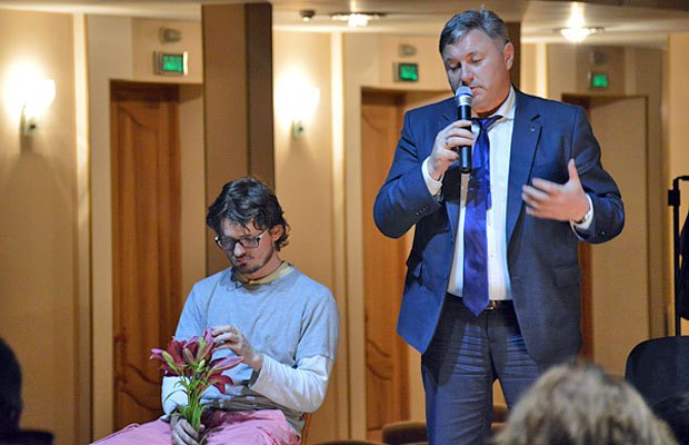 Голова Луганської ОДА Юрій Гарбуз с коротким словом після вистави в Сєвєродонецьку
