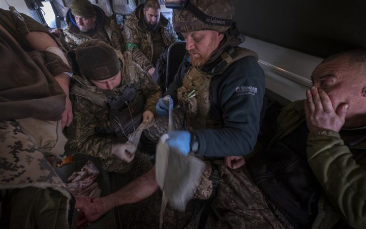 Чому бойовим медикам не дозволяють переливати кров пораненим бійцям. Відповідаємо на основні аргументи тих, хто проти