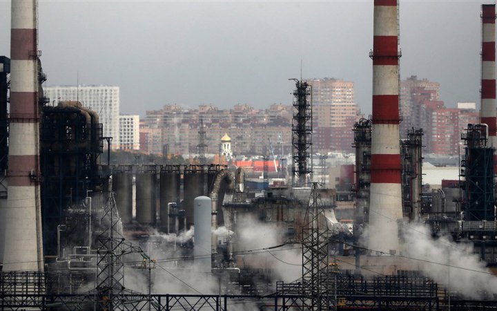 Нафтопереробна галузь Росії скоротила свої потужності через українські удари по об'єктах РФ