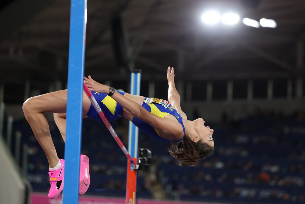 Ярослава Магучіх під час стрибка на чемпіонаті Європи 