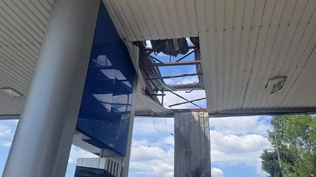 Наслідки удару російського безпілотника «Молнія» по АЗС у Запоріжжі 6 липня 