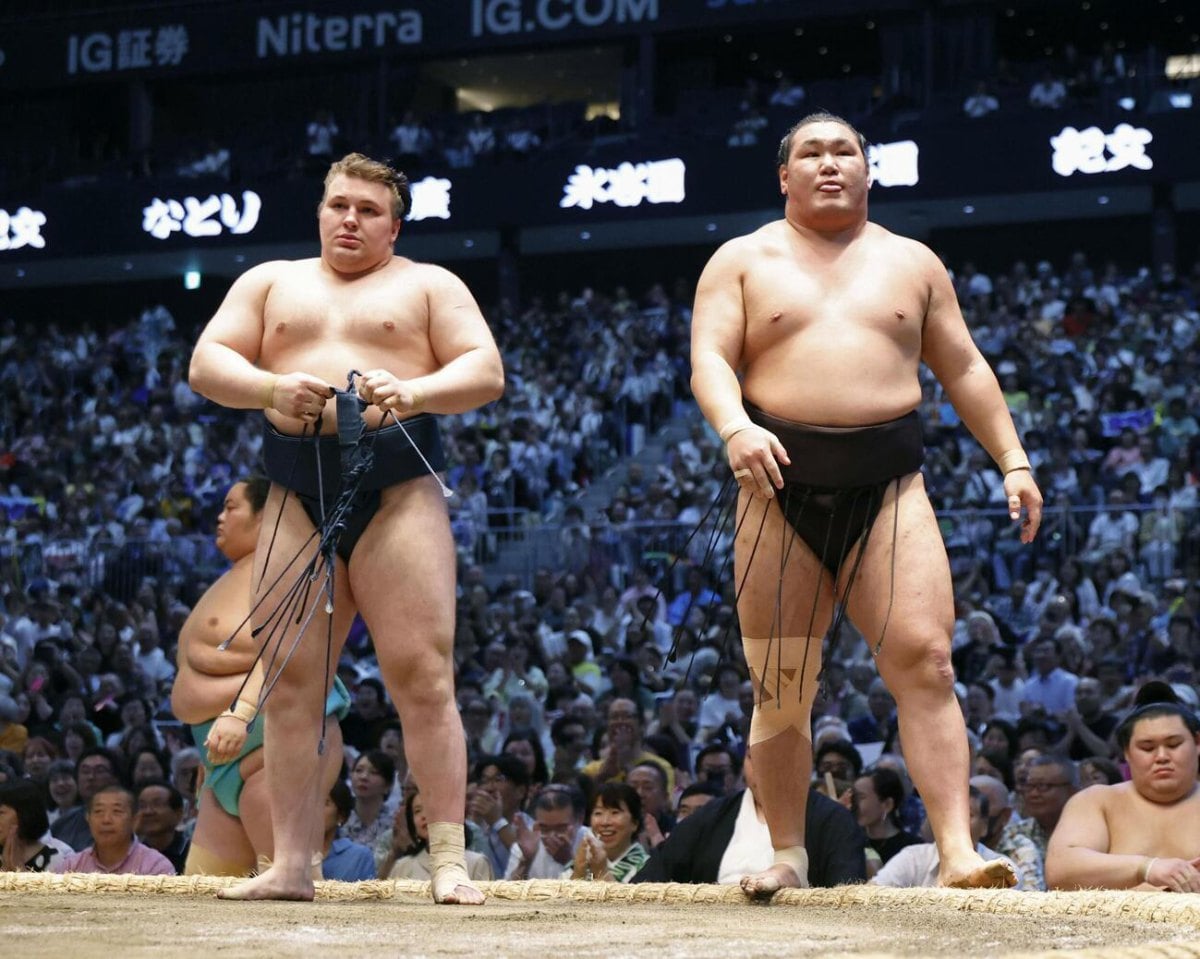 Аонішікі Арата (ліворуч) і Хошорю перед початком сутички на Nagoya Basho