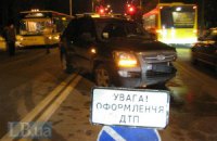 В Киеве произошла авария с участием трех автомобилей и автобуса