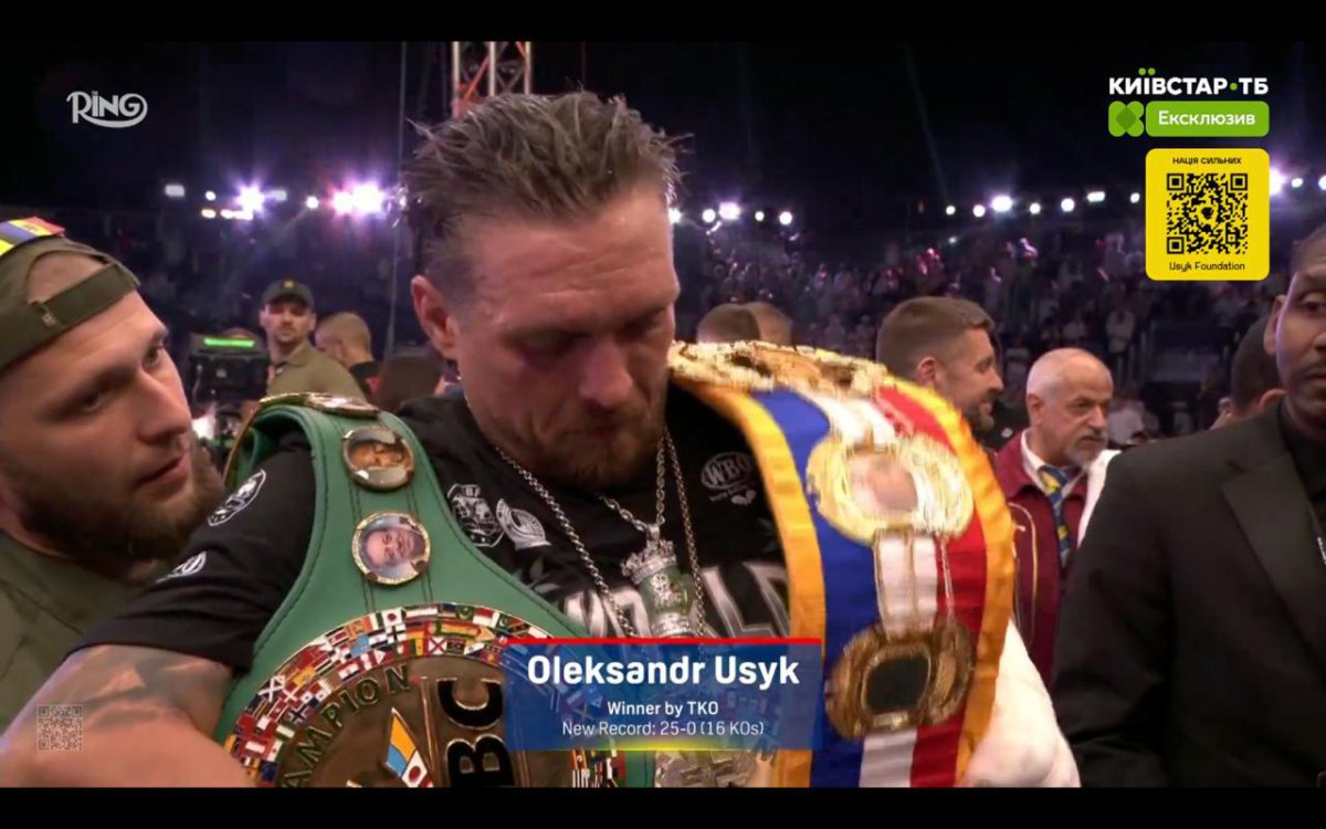 Олександр Усик із поясами