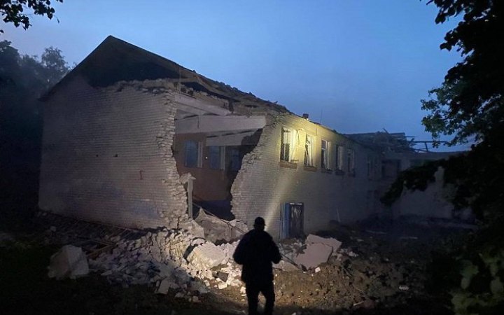 Унаслідок ворожих обстрілів Харківщини пошкоджені будинки, школа та офісні будівлі