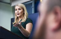 Прессекретарка Трампа: США не можуть нескінченно постачати Україні зброю