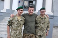 Федецкий сыграл с военными в футбол в полуразрушенном спортзале Марьинки
