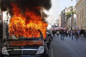 Демонстранты в Риме жгут машины и разбивают витрины магазинов 