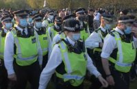 В Лондоне 10-тысячный антикарантинный марш завершился столкновениями с полицией, есть пострадавшие