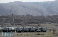 Минобороны: заблокированную часть в Крыму покинули 35 машин с русскими солдатами