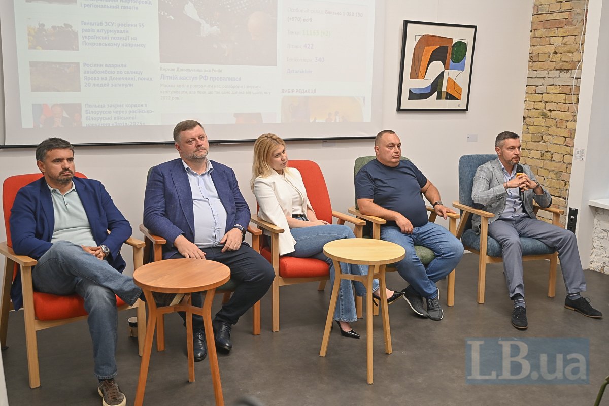 Ігор Ліскі, Олександр Корнієнко, Ольга Стефанишина, Олексій Антипович та Ілля Павленко під час дискусії
