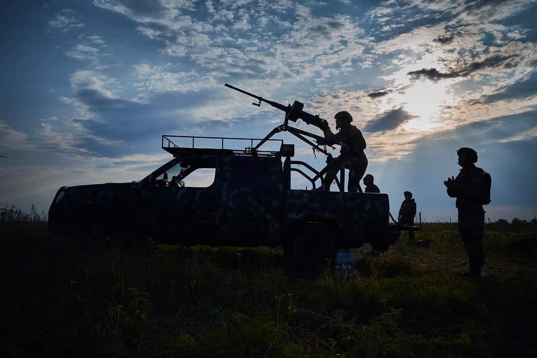 Військовослужбовці 121-ї окремої бригади територіальної оборони ЗСУ полюють на ворожі ударні дрони. 
