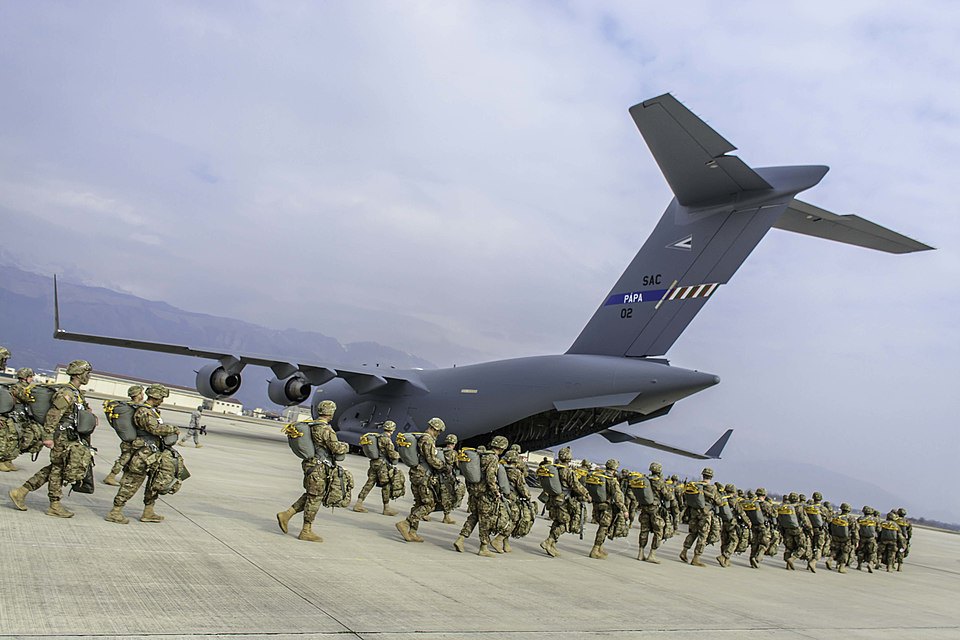 Десантники 2-го батальйону 503-го піхотного полку 173-ї повітряно-десантної бригади армії США піднімаються на
борт C-17 Globemaster на авіабазі Авіано, Італія, в рамках навчань з швидкого розгортання. Армія США могла забезпечити розгортання будь-де в зонах відповідальності європейського, африканського та
центрального командувань США протягом кількох годин після тривоги.