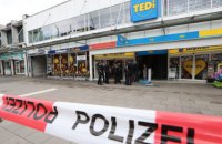 В Гамбурге мужчина с ножом напал на посетителей супермаркета