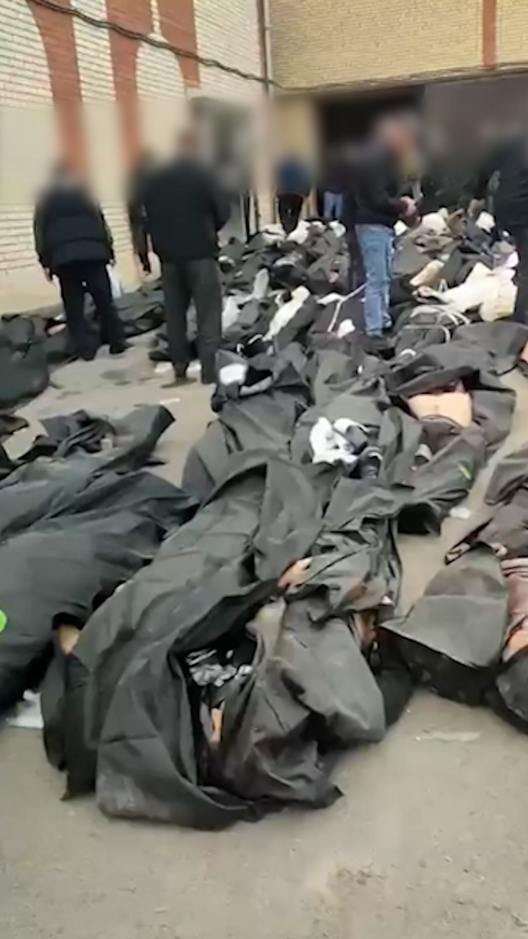 Тіла загиблих лежать на вулиці поблизу судово-медичого центру Кахрізак у Тегерані, 11 січня 2026 року.