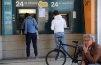 Кипр снял финансовые ограничения с двух российских банков