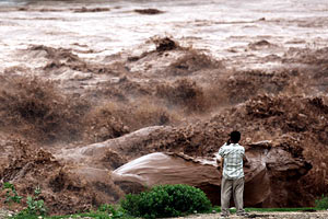 В Индии разыскивают тела жертв сильного наводнения
