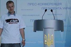 Януковичу подарили футболку "Стоп Цензуре!"