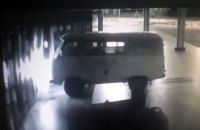 У Єкатеринбурзі чоловік на УАЗі врізався в кінотеатр і підпалив машину
