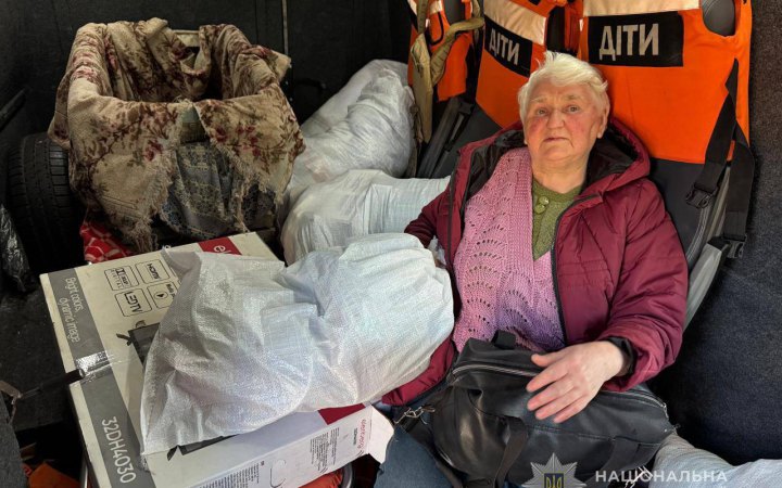 "Білі янголи" евакуювали із прифронтової Сумщини жінку з гусенятами