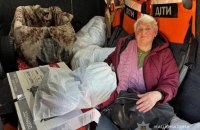 "Білі янголи" евакуювали із прифронтової Сумщини жінку з гусенятами