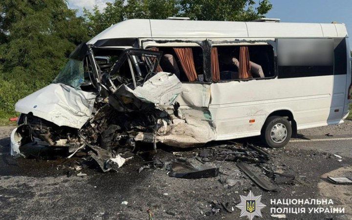 На Хмельниччині 16 людей постраждали в ДТП за участю мікроавтобуса та легковика