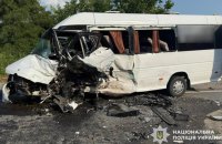 На Хмельниччині 16 людей постраждали в ДТП за участю мікроавтобуса та легковика