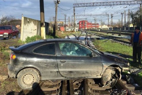 Во Львовской области водитель вылетел на ж/д пути и сбежал с места ДТП