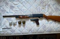 Херсонські поліцейські виявили зброю та боєприпаси в помешканні ймовірного колаборанта 