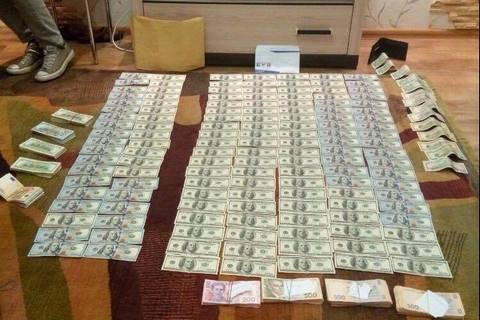 У пойманного на взятке судьи из Днепра дома нашли $54 тыс. и €13 тыс.
