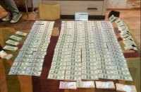 У спійманого на хабарі судді з Дніпра вдома знайшли $54 тис. і €13 тис.