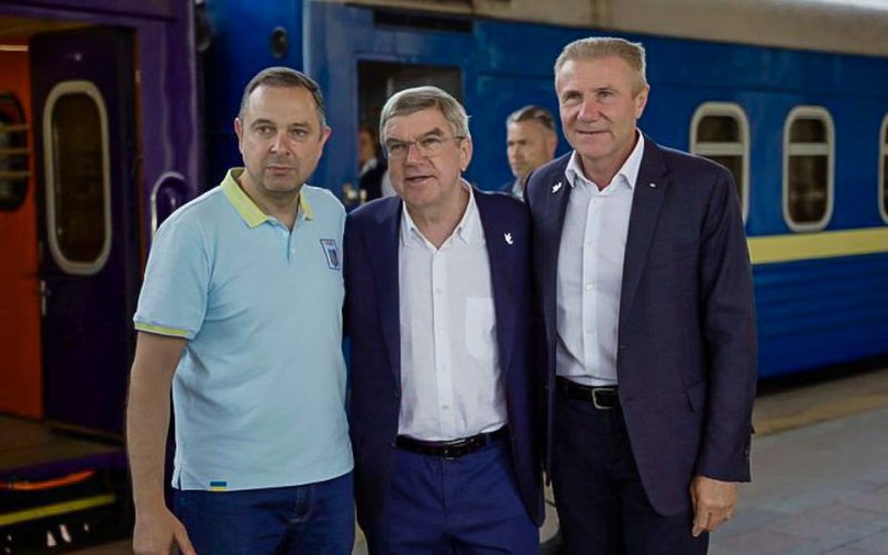 Президент Міжнародного олімпійського комітету Томас Бах з Вадимом Гутцайтом і Сергієм Бубкою 