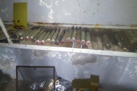 В брошенном доме в Широкино обнаружили арсенал боеприпасов