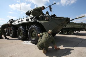 Росія у день виборів стягує на Донбас військову техніку, - РНБО
