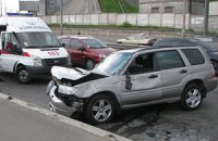 У Києві автомобіль врізався у відбійник, винуватець зник