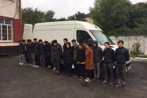 Во Львовской области задержали микроавтобус с 20 нелегалами из Вьетнама