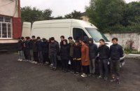 У Львівській області затримали мікроавтобус із 20 нелегалами з В'єтнаму