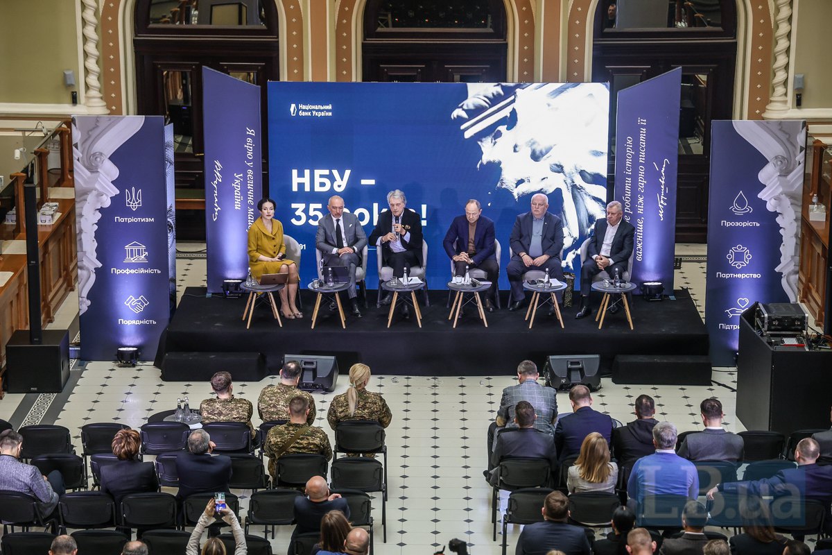 Шеф-редакторка LB.ua Cоня Кошкіна, Голова НБУ Андрій Пишний (з жовтня 2022 р), Віктор Ющенко (1993–2000 рр), Сергій Тігіпко ( грудень 2002 - листопад 2004 р), Степан Кубів (Голова НБУ 24 лютого - 19 червня 2014) і Яків Смолій (15 березня 2018 - 3 липня 2020 р)