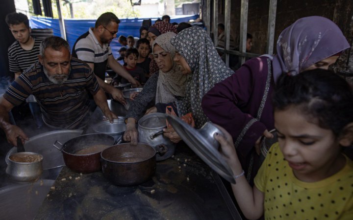 Гуманітарна допомога все ж прибула до Гази після затримки